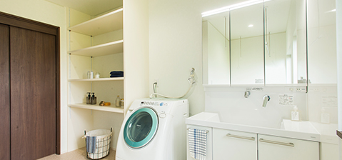 狭くて使いにくい洗面台を、収納たっぷりの機能的な洗面空間へ。