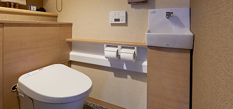 古い和式トイレを、清潔感あふれる洋式ウォシュレットトイレへ。